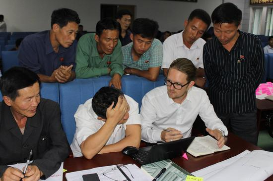 “朝鲜交流”组织召集外国专家赴朝，与当地人交流。