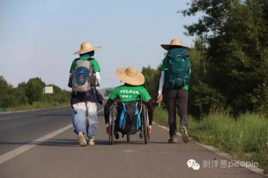 　　▲2015年，雷闯和志愿者从内蒙古徒步进京，志愿者推着轮椅前行。雷闯在2016年接受新京报采访时供图。
