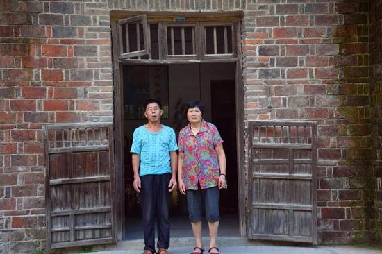 ▷江西萍乡温海萍老家，温的父母坚信儿子没有杀人