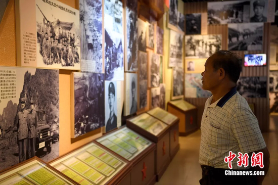 钮本同介绍龙州烈士陵园陈列馆。俞靖 摄