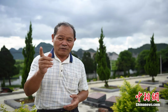 钮本同在讲述过去。俞靖 摄