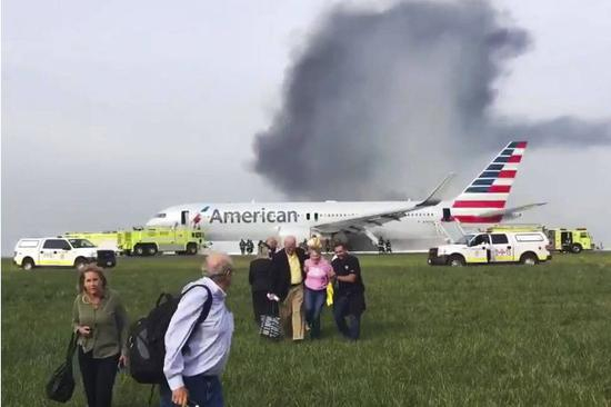 ▲在一起飞机事故后的图片可见，当时不少乘客拿着自己的行李逃出了飞机 图据美联社