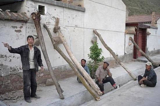 住户陈彦在自己的危房前。