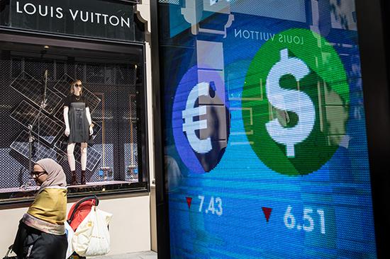 8月14日，土耳其伊斯坦布尔，一名女子在货币兑换处。视觉中国 图