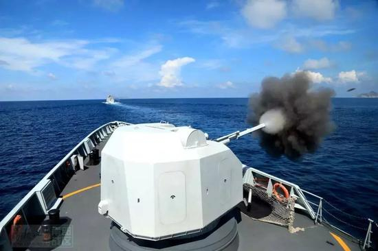 ▲编队主炮对岸射击，图为056型护卫舰泸州舰（舷号592）舰炮射击。（军报记者网站）