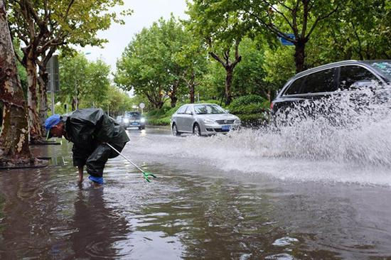 环卫工人正在处理路面积水。嘉定区供图