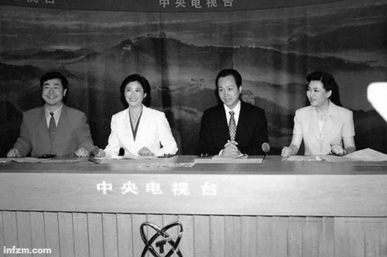 　　1997年，方宏进、敬一丹、罗京、方静（从左至右）主持香港回归特别报道，这是央视第一次真正意义上的大型直播，持续72小时。（资料图/图）