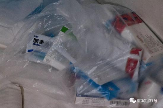 ▲顾前芬身后的治疗常备药物。&nbsp;&nbsp;&nbsp;&nbsp;实习生 陈婉婷 摄