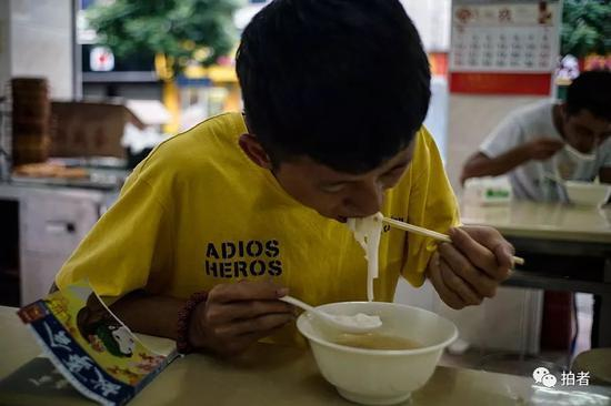△ 徐家在上工前来到老乡的店里吃了一碗粉。他说自己在三和只来这家吃饭，其他的吃不惯。