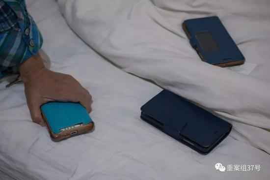 　　▲顾前芬有三个手机、三张手机卡，一个用于生活、其余两个用来加入多个癌症患者微信群和QQ群，在她看来，一个都不能少。她加入的癌症患者线上聊天群近20个。不到一分钟，两个手机会震动数十次。&nbsp;&nbsp;&nbsp;&nbsp;实习生 陈婉婷 摄