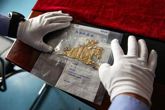 警方追缴的被盗文物。人民公安报 张铮 图