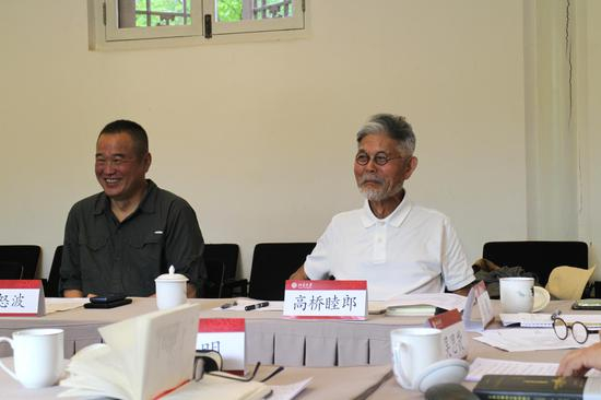 中国诗歌学会会长黄怒波和高桥睦郎