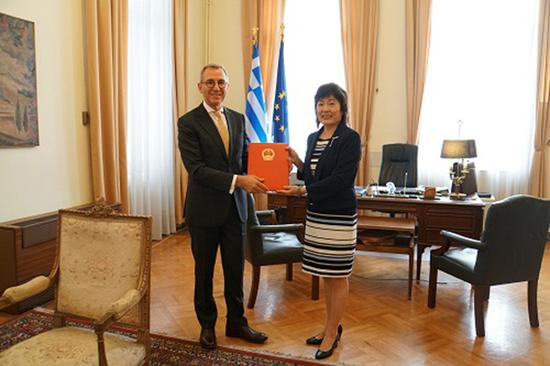 章启月大使向科维多司司长递交国书副本 中华人民共和国驻希腊共和国大使馆 图