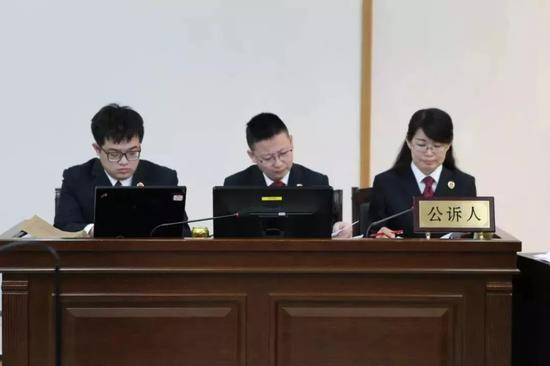 图为公诉人出庭支持公诉