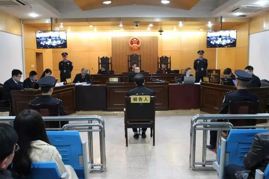 图为庭审现场