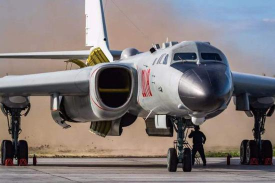 资料图片：轰-6K轰炸机地面进行发动机试车资料图。（图片来源于网络）