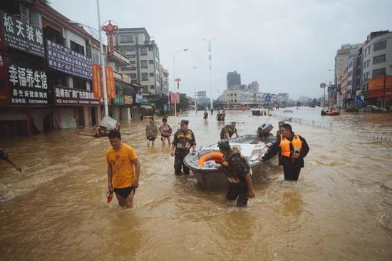 　　△9月1日，广东惠州，在惠东受灾最为严重的白花镇救灾现场，志愿者、武警、公安等工作人员正奋战在前线。