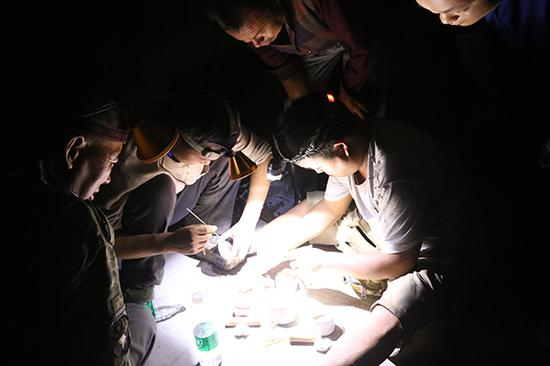 晚上11点，大家陆续从四周回来，互相查看对方抓的蟋蟀怎么样。