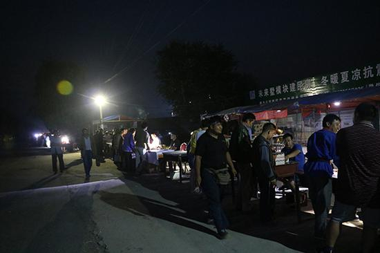 凌晨4点多天蒙蒙亮，德士村蟋蟀交易市场已开始了。