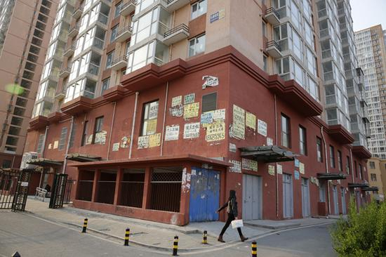 2016年4月4日，北京朝阳区十里河附近的一居民楼，租房启示被张贴在居民楼外立面上。