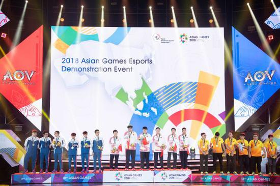 中国队在雅加达亚运会上拿下首枚隶属于国际奥委会的运动比赛中的电竞金牌。新华社记者张金加摄