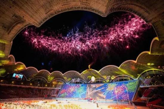 ▲9月9日，演员在平壤绫罗岛五一体育场表演“辉煌的祖国”。新华社记者 邢广利 摄