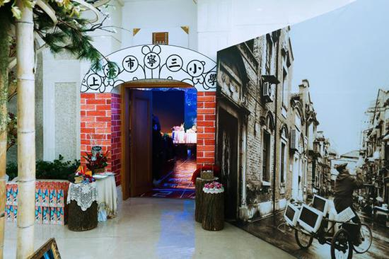 办追思会的电影厅大门被装扮成了上海宁三小学校门口。