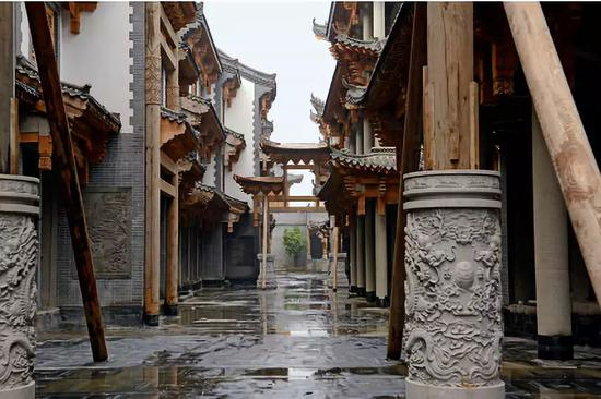 校园内正在修建的古镇一条街