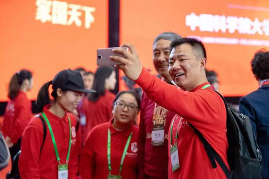  校庆大会现场图