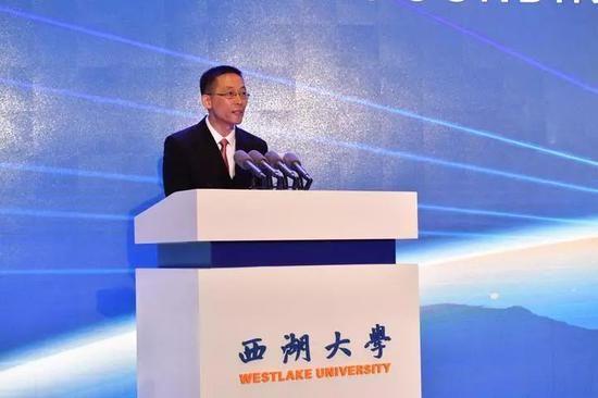 在西湖大学成立大会上，校长施一公发表致辞。记者 梁臻 摄