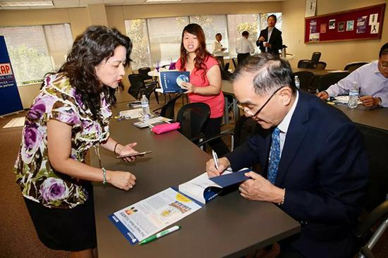 冯达旋与读者签名售书