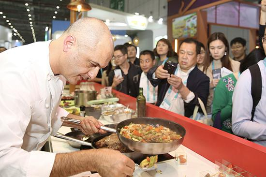 　　2018年11月6日，上海国家会展中心，展馆现场的法国厨师制作牛肉吸引了众多观众。 &nbsp;澎湃新闻记者 朱伟辉 图