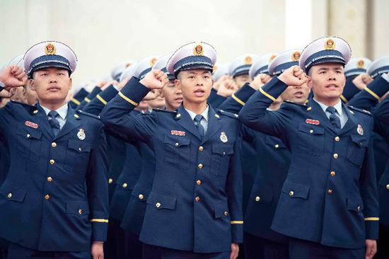 这是参加授旗仪式的消防救援人员进行集体宣誓。新华社记者 李涛 摄