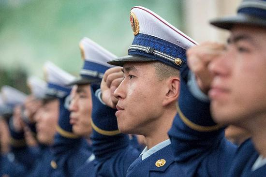 这是参加授旗仪式的消防救援人员进行集体宣誓。新华社记者 王晔 摄