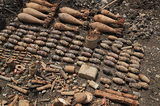 南部战区陆军云南扫雷大队官兵搜排出的部分地雷和爆炸物。黄巧 摄