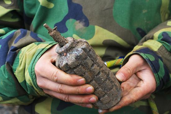南部战区陆军云南扫雷大队官兵搜排出的部分地雷和爆炸物。黄巧 摄