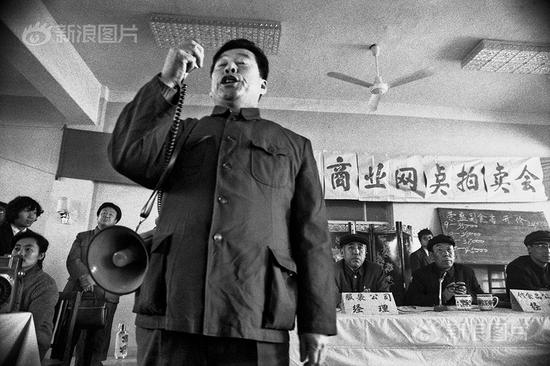 　　[国营店铺易主私人]1986年11月28日，北京朝阳区服务公司下属4家长期亏损的店铺，经估价后公开向私人拍卖。据称可以使国营单位走出困局，也可为个体户搭建平台的这一举措，引发了经济界的激烈争辩。此前，社会的一切生产资料统归国家所有。摄影|贺延光