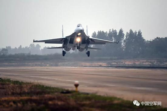 苏-35战机任务归来。范以书 图