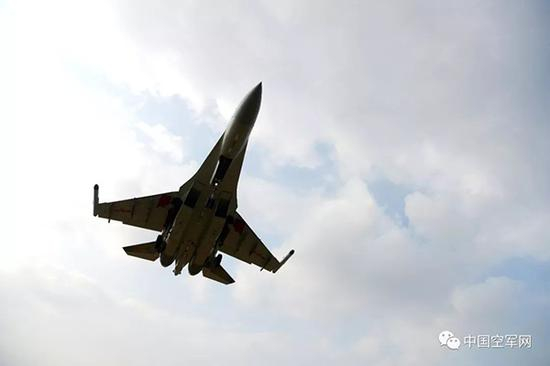 2018年12月4日，南部战区空军组织跨昼夜飞行，苏-35战机升空飞赴任务空域。范以书 图