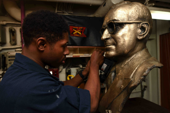 　　2018年12月3日，在尼米兹级航空母舰“杜鲁门号”（CVN 75）军官舱甲板上，水兵大副德韦恩·格思里·桑兹（Seaman Dwayne Guthrie sands）正在拍摄哈里·s·杜鲁门（Harry S。 Truman）的半身像。美国海军