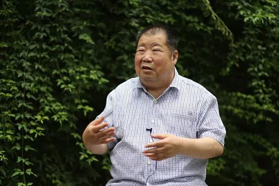  二月河在家中接受专访