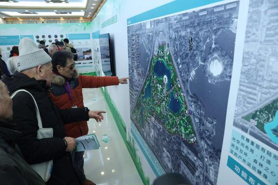 12月17日，龙潭中湖第二轮征集民意现场，前来提意见的居民在观看设计展板。新京报记者 王贵彬 摄