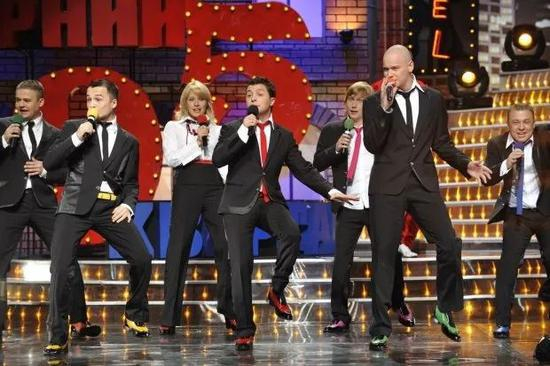 ▲泽伦斯基在“95 quarter”的演出中。图据kozweek