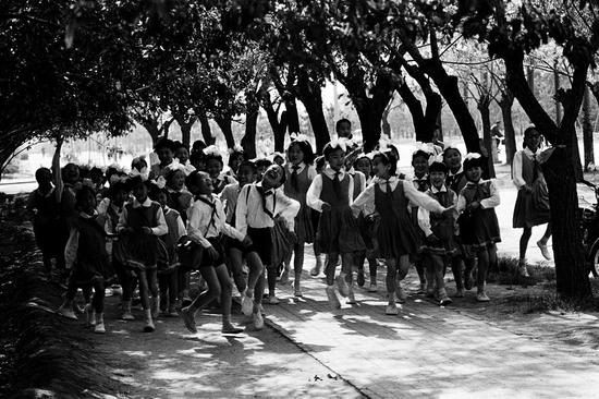 1984年秋，北京，迎接新学期开学的小学生。摄影|郭建设