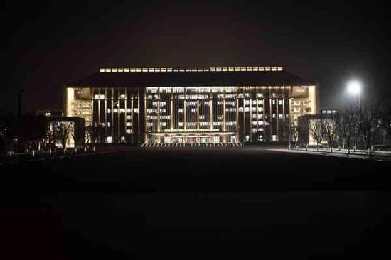 1月11日晚，在北京城市副中心行政办公区市委办公楼，好多办公室依然灯火通明，他们以饱满的状态投入工作。北京日报客户端记者蔡代征摄