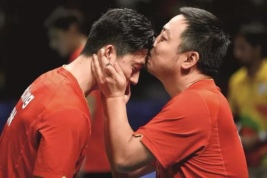△2016年里约奥运会乒乓球男团决赛，国乒以3：1击败日本队夺冠后，刘国梁亲吻马龙。