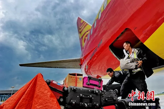 贵阳机场行李运送。聂勇罡 摄