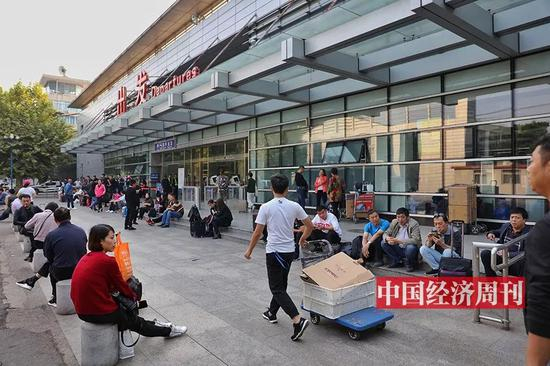 人潮汹涌的南苑机场航站楼&nbsp;（《中国经济周刊》首席摄影记者 肖翊 | 摄）