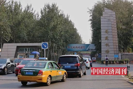 掩映在部队大院和苍翠树木中的南苑机场（《中国经济周刊》首席摄影记者 肖翊 | 摄）