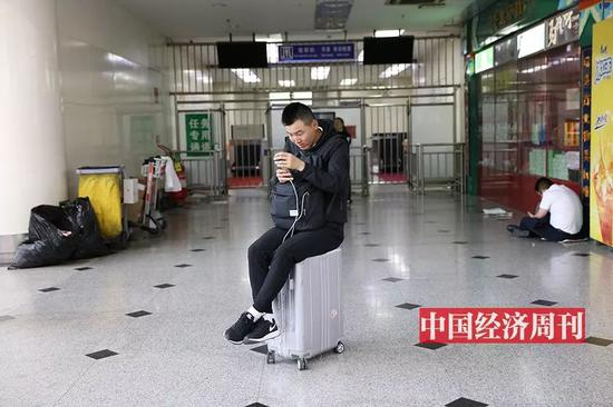 在南苑机场航站楼内候机的旅客（《中国经济周刊》首席摄影记者 肖翊 | 摄）